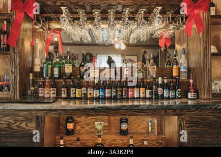 Salon-Innenraum mit Reihen von Spirituosen- und Bierflaschen an der Bar Stockfoto