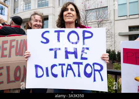 Washington, Usa. März 2025. Eine Person mit einem Schild mit der Aufschrift „stoppt den Diktator“ bei einer Demonstration gegen die Heritage Foundation, Projekt 2025, Präsident Trump und Elon Musk im Heritage Foundation Gebäude in Washington, DC (Foto: Michael Brochstein/SIPA USA) Credit: SIPA USA/Alamy Live News Stockfoto