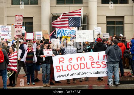 Washington, Usa. März 2025. Eine umgedrehte amerikanische Flagge bei einer Demonstration gegen die Heritage Foundation, Project 2025, Präsident Trump und Elon Musk im Heritage Foundation Gebäude in Washington, DC (Foto: Michael Brochstein/SIPA USA) Credit: SIPA USA/Alamy Live News Stockfoto