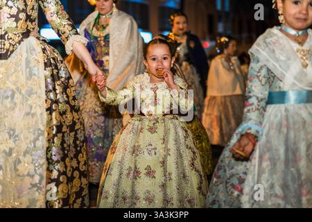 Valencia, Spanien - 16. März 2025. Die Falleras und Kinder aller Viertel (Comisiones) gingen über die Straßen in Richtung Plaza del Ayuntamiento, wo sie die Preise der Las Fallas Infantiles ausfindig machten. Anschließend setzen sie die Parade bei Sonnenaufgang in traditioneller Tracht fort. Quelle: Roberto Arosio/ Alamy Live News Stockfoto