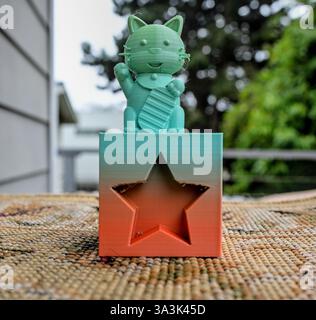 Eine Glückskatze, gedruckt in PLA mit Streichungen Stockfoto