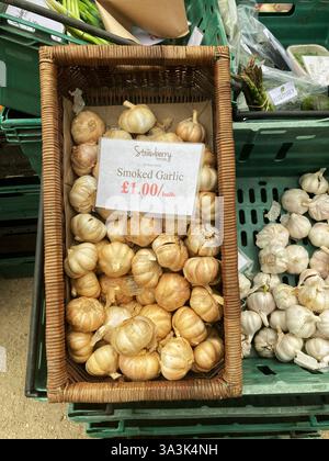 Spezialität geräucherte Knoblauchknolle wurde am lokalen Bauernmarkt verkauft Stockfoto