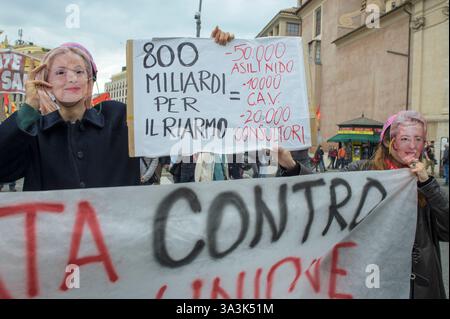 Rio de Janeiro, Brasilien. März 2025. Rom, Italien. März 2025. Zwei Demonstranten, die Masken von Giorgia Meloni und Ursula von der Leyen tragen, halten ein Plakat mit dem Motto „800 Milliarden für die Wiederbewaffnung ist äquivalent zu 50.000 Kindergärten, 10.000 Anti-Gewalt-Zentren, 20.000 Beratungszentren“ hinter dem Wort „dagegen“ auf einem großen Banner während der Demonstration, die von Arci, Rifondazione Comunista, USB, Potere al Popolo, Sozialzentren und Dutzenden linker Vereinigungen und Bewegungen in Rom aufgerufen wurde. Quelle: ZUMA Press, Inc./Alamy Live News Stockfoto