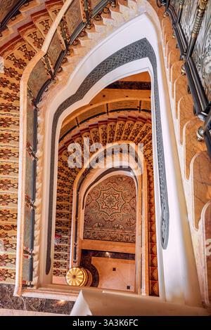 19. Januar 2025, Abu Dhabi, VAE: Hochwinkelblick auf eine wunderschöne Wendeltreppe in einem Luxushotel mit komplizierten Details und kunstvollem Design Stockfoto