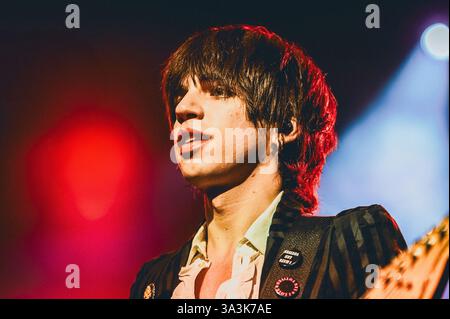 Rom, Italien. März 2025. Riccardo Lardinelli spielt Gitarre während Les Votives - Club Tour 2025, Musikkonzert in Rom, Italien, 13. März 2025 Credit: Independent Photo Agency/Alamy Live News Stockfoto