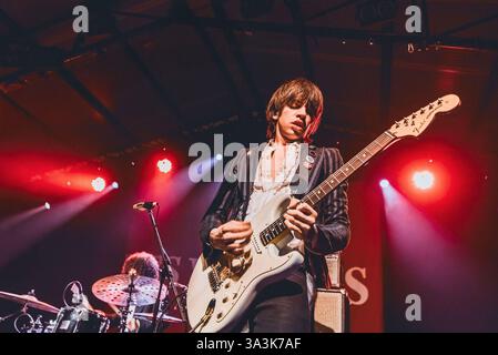 Rom, Italien. März 2025. Riccardo Lardinelli spielt Gitarre während Les Votives - Club Tour 2025, Musikkonzert in Rom, Italien, 13. März 2025 Credit: Independent Photo Agency/Alamy Live News Stockfoto