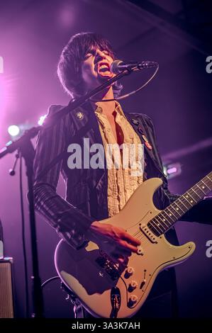 Rom, Italien. März 2025. Riccardo Lardinelli spielt Gitarre während Les Votives - Club Tour 2025, Musikkonzert in Rom, Italien, 13. März 2025 Credit: Independent Photo Agency/Alamy Live News Stockfoto