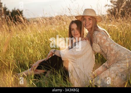 Zusammensitzen. Zwei Freundinnen sind auf dem Land. Stockfoto