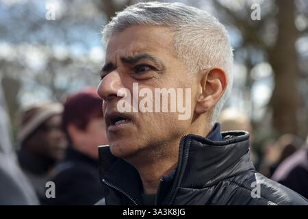 London, Großbritannien. März 2025. Der Bürgermeister von London, Sir Sadiq Khan, nimmt an der St. Patrick's Day Parade Teil. Quelle: SOPA Images Limited/Alamy Live News Stockfoto