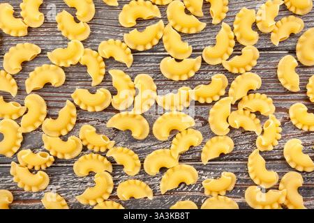 Pasta-Wappen auf Holzhintergrund Textur von oben Stockfoto