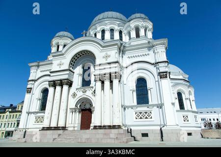 Der Blick auf die Kirche St. Michael des Erzengels aus dem 19. Jahrhundert in der Innenstadt von Kaunas (Litauen). Stockfoto