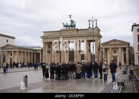 Berlin, Deutschland 02.13.2025 Personen stehen vor dem ikonischen Tor Stockfoto