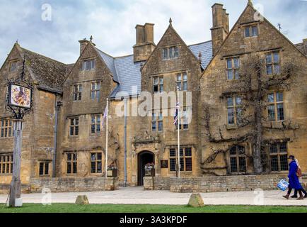 Historisches Steingebäude mit steilen Dächern und Schornsteinen, mit Fahnen geschmückt, in einem malerischen Dorf am Lygon Arms Broadway Stockfoto
