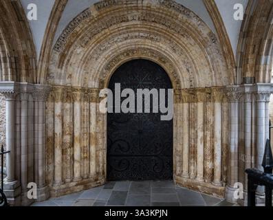 Wunderschöne Holz- und Metalltür und Tympanon der Tempelkirche in London, Nahaufnahme. Stockfoto