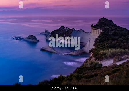 Griechenland, griechische Inseln, Ionische Inseln, Korfu, Nordwesten der Insel, Kap Drastis, Abendlicht, Sandsteinklippen und vorgelagerte Inseln aus Sand Stockfoto