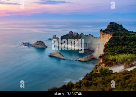 Griechenland, griechische Inseln, Ionische Inseln, Korfu, Nordwesten der Insel, Kap Drastis, Abendlicht, Sandsteinklippen und vorgelagerte Inseln aus Sand Stockfoto
