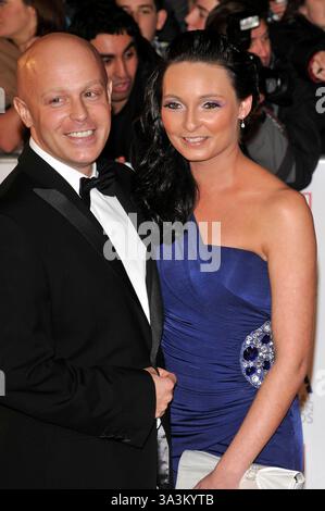 GÄSTE. Teilnahme an den National Television Awards in der O2 Arena, London, England. 26. Januar 2011. NTA NTAs Ankünfte halbröckiges Kleid schwarzer Fliegenanzug Stockfoto