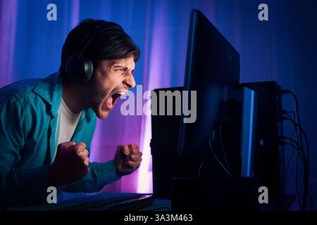 Professionelle Gamer Spielen und Gewinnen in Shooter Online Video Spiel Stockfoto