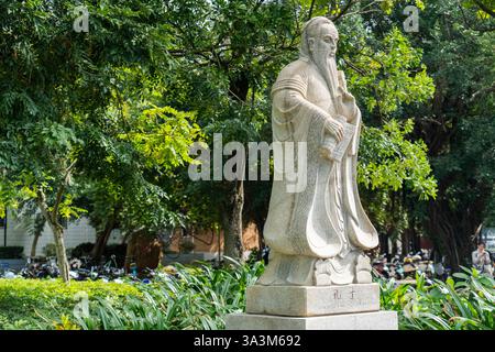 Statue des Konfuzius an der Universität Hainan Stockfoto