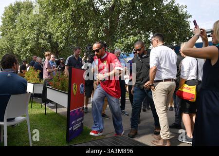 Ferrari Formel-1-Pilot Lewis Hamilton stürmt in Melbourne, um den Fans zu entgehen Stockfoto
