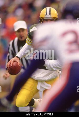 Green Bay Packers Quarterback Brett Favre wird in den 1990er Jahren in Aktion gezeigt Stockfoto