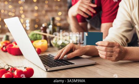 Senior Paar mit digitalen Tablet in der Küche zu Hause. Stockfoto