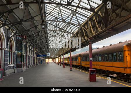 Dunedin, Neuseeland - 23. Februar 2925: Bahnsteig 1 an einem berühmten Bahnhof in Dunedin, Otago, Neuseeland Stockfoto