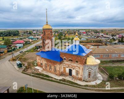 Sommerblick aus der Vogelperspektive auf den Tempel im Dorf Nekrasovo. Trinity Church im Dorf Stockfoto