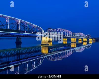 Die Yalu River Broken Bridge ist eine historische Eisenbahnschwingbrücke, die als Aussichtsplattform und kulturelles Wahrzeichen umfunktioniert wurde. Erbaut im Jahr 1911 von Stockfoto