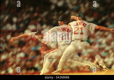 Die Pitchbewegung des Boston Red Sox-Hurlers Roger Clemens wird 1993 in einem mehrfach belichteten Bild während eines Baseballspiels gezeigt. Stockfoto
