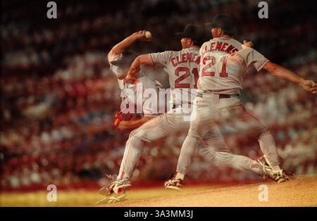 Die Pitchbewegung des Boston Red Sox-Hurlers Roger Clemens wird 1993 in einem mehrfach belichteten Bild während eines Baseballspiels gezeigt. Stockfoto