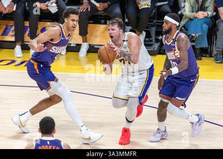 Los Angeles, USA. März 2025. Luka Doncic (C) der Los Angeles Lakers tritt am 16. März 2024-2025 im NBA-Spiel der Los Angeles Lakers gegen Phoenix Suns in Los Angeles an 2025. Quelle: Ringo Chiu/Xinhua/Alamy Live News Stockfoto