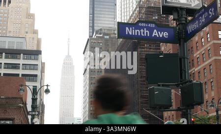 New York City, USA - 29. August 2023: Straßenschild an der Kreuzung. Empire State Building, Midtown District, West 34. Hochhausarchitektur mit Wolkenkratzern, Straßenschild an der Ecke der 9. Kreuzung Stockfoto