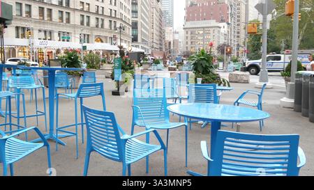 New York City, USA - 8. September 2023: Manhattan Midtown Broadway, 23 Street, Kreuzung 5 Avenue. Worth Square am Madison Sq Park, Flatiron, USA. Menschen. Gelbes Taxi, Polizeiauto des NYPD Stockfoto