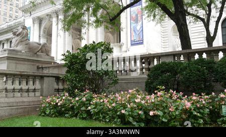 New York City, Vereinigte Staaten - 13. September 2023: Manhattan Midtown Bryant Park. Architektur des öffentlichen Bibliotheksgebäudes, 42 Straße und 5th Fifth 5 Avenue. Wahrzeichen der USA. Fassade und Löwenskulptur. Stockfoto