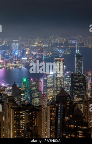Hongkong. China- 02.19.2025. Ein Blick vom Victoria Peak auf die Skyline der Stadt Hongkong bei Nacht mit den berühmten Wolkenkratzern im Central District, Stockfoto