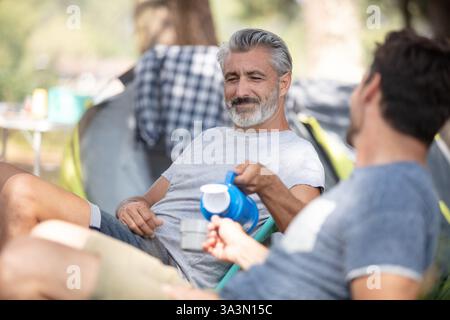 Familie auf einem Campingausflug Stockfoto