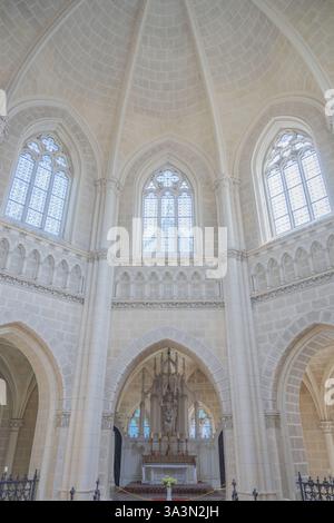 Das markante Innere des Schwarzenberger Grabmals besticht durch elegante Architektur, große Buntglasfenster und einen zentralen Altar in Domanin, Tschechien, was eine ruhige Atmosphäre schafft. Stockfoto