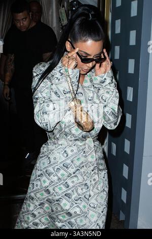 (DATEI) Kim Kardashian postet Fotoshooting mit einem Tesla Cybertruck und Optimus Roboter. WEST HOLLYWOOD, LOS ANGELES, KALIFORNIEN, USA - 27. SEPTEMBER: Der US-amerikanische Unternehmer, Social Media Influencer und Reality-TV-Star Kim Kardashian West sah bei der Ankunft beim Anastasia Karanikolaou Cosmetics Launch, der am 27. September 2018 in Delilah in West Hollywood, Los Angeles, Kalifornien, USA stattfand. (Foto von Image Press Agency) Stockfoto