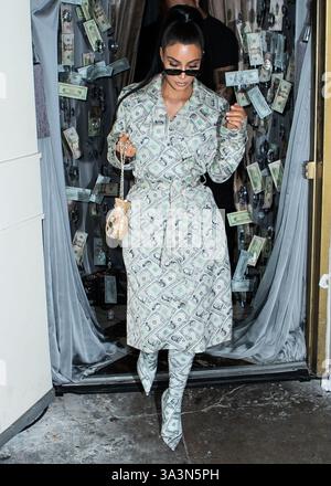 (DATEI) Kim Kardashian postet Fotoshooting mit einem Tesla Cybertruck und Optimus Roboter. WEST HOLLYWOOD, LOS ANGELES, KALIFORNIEN, USA - 27. SEPTEMBER: Der US-amerikanische Unternehmer, Social Media Influencer und Reality-TV-Star Kim Kardashian West sah bei der Ankunft beim Anastasia Karanikolaou Cosmetics Launch, der am 27. September 2018 in Delilah in West Hollywood, Los Angeles, Kalifornien, USA stattfand. (Foto von Image Press Agency) Stockfoto