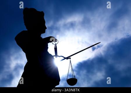 Frankfurt am Main, Deutschland. März 2025. Lady Justice Statue auf dem Roemerberg Platz. Stockfoto