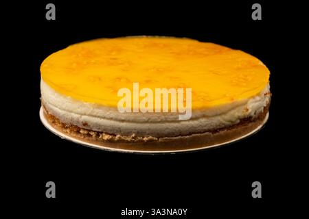 Orangenkäsekuchen isoliert auf weißem Hintergrund. Stockfoto