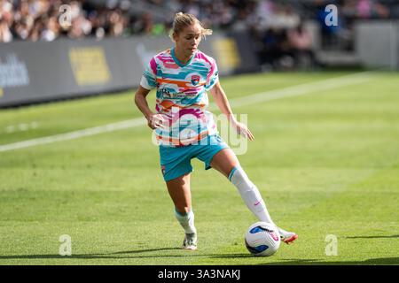 Los Angeles, Usa. März 2025. Hanna Lundkvist (6) in einem NWSL-Spiel gegen den Angel City FC am Sonntag, den 16. März 2025, im BMO-Stadion in Los Angeles, CA. Angel City, 1:1 gegen San Diego. (Jon Endow/Image of Sport) Credit: Image of Sport /Alamy Live News Stockfoto