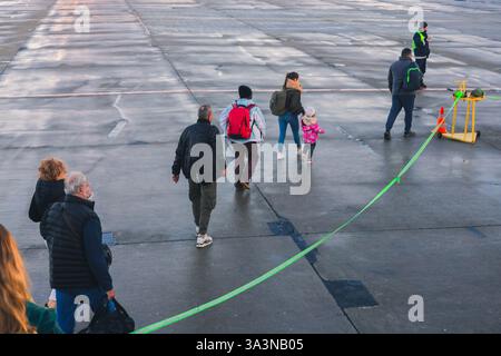 Luftaufnahme von Passagieren, die aus dem Flugzeug mit Gepäck gehen Stockfoto