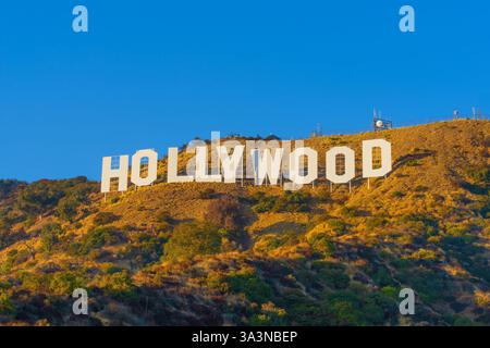 Los Angeles, Kalifornien - 10. Dezember 2024: Das legendäre Hollywood-Schild steht majestätisch auf dem Hügel, umgeben von warmem Sonnenuntergangslicht und umgeben von üppigem Grün Stockfoto