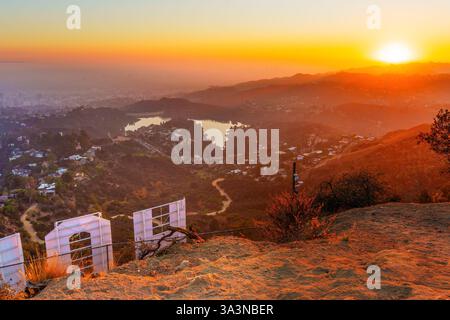 Los Angeles, Kalifornien - 10. Dezember 2024: Lebendiger Sonnenuntergang, der die Skyline von Los Angeles beleuchtet, umrahmt von dem berühmten Hollywood-Schild und malerischen Hügeln Stockfoto
