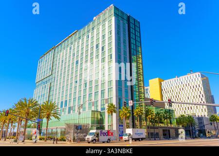 San Diego, Kalifornien - 14. Januar 2025: Modernes Intercontinental-Hotelgebäude in San Diego, Kalifornien, mit großen Glasfenstern, Palmen Stockfoto