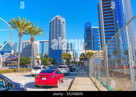 San Diego, Kalifornien - 14. Januar 2025: Geschäftige Straßenszene in San Diego, mit Autos im Verkehr, umgeben von modernen Wolkenkratzern und Palmen Stockfoto