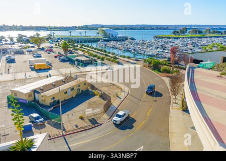 San Diego, Kalifornien - 14. Januar 2025: Aus der Vogelperspektive auf die Umgebung des San Diego Convention Center, den Hafen, die Boote, die Straßen und das Rady Shell Amphitheat Stockfoto