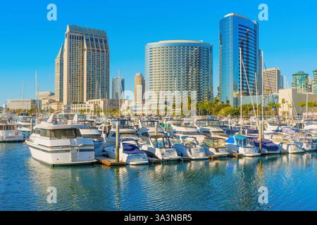 San Diego, Kalifornien - 14. Januar 2025: Lebhafte Yachthafenszene in San Diego, Kalifornien, mit verschiedenen Booten, die an der modernen Skyscra der Stadt angedockt sind Stockfoto